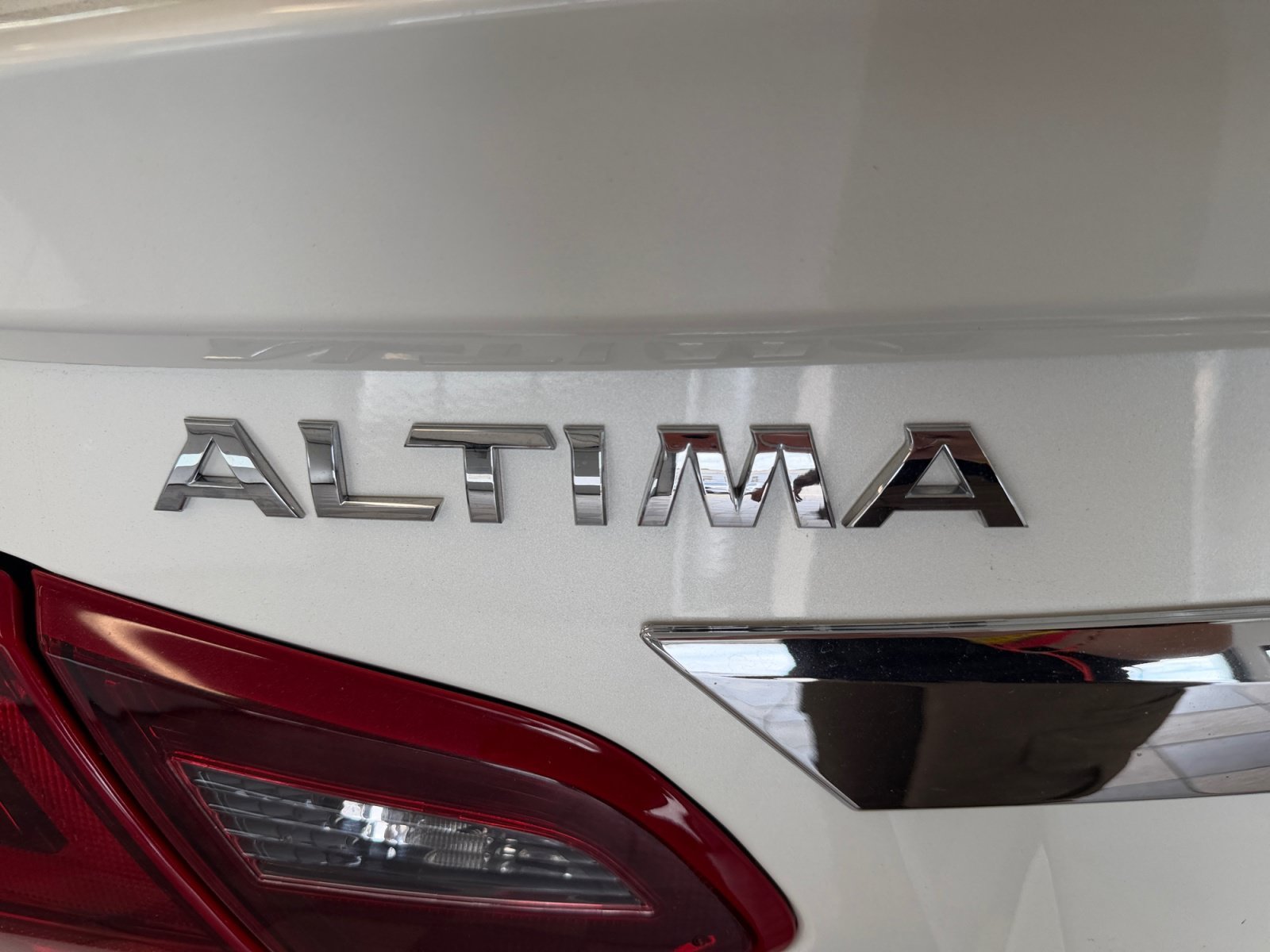 Used 2018 Pearl White Nissan 2.5 SR image 39