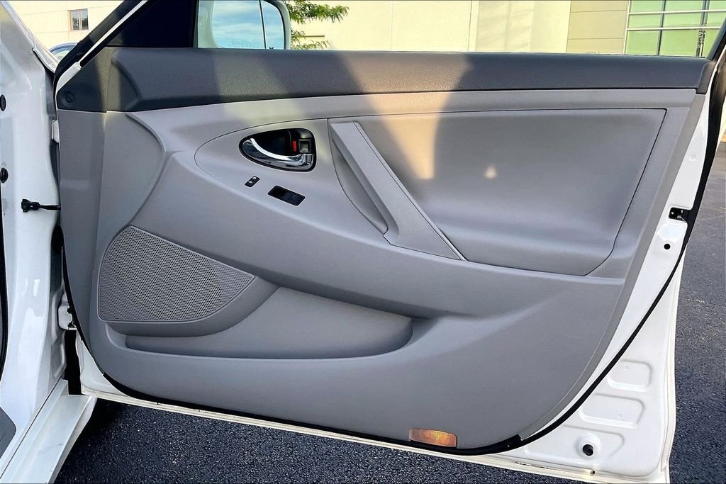 Used 2007 White Toyota Base image 22
