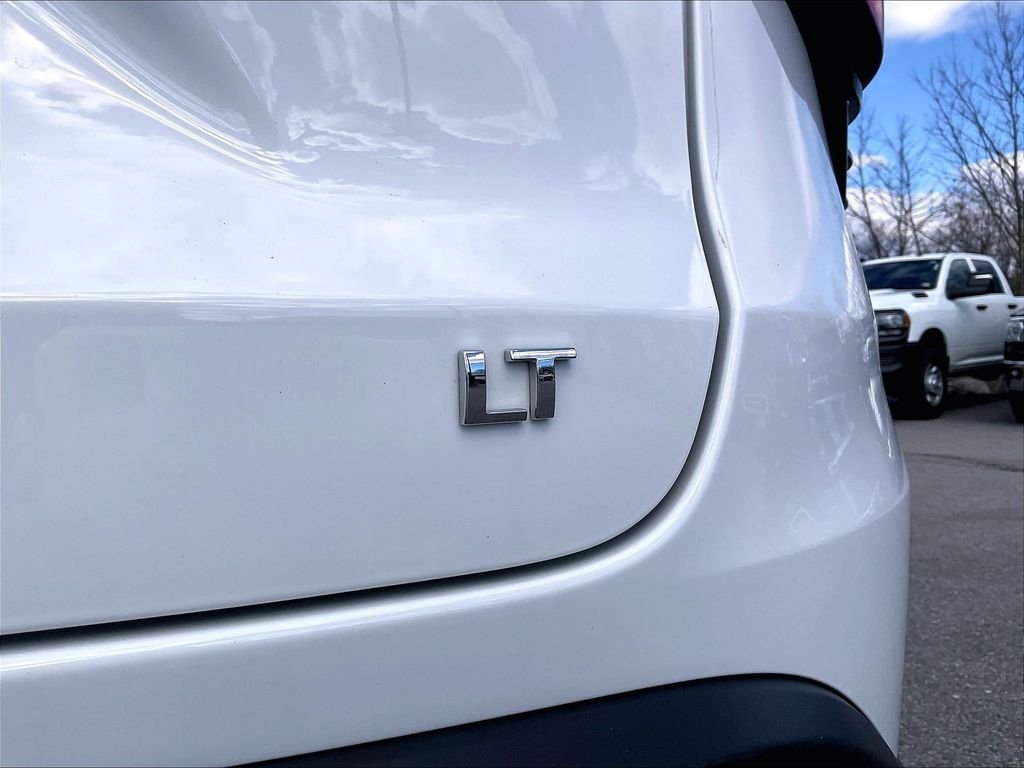 Used 2025 White Chevrolet LT image 26