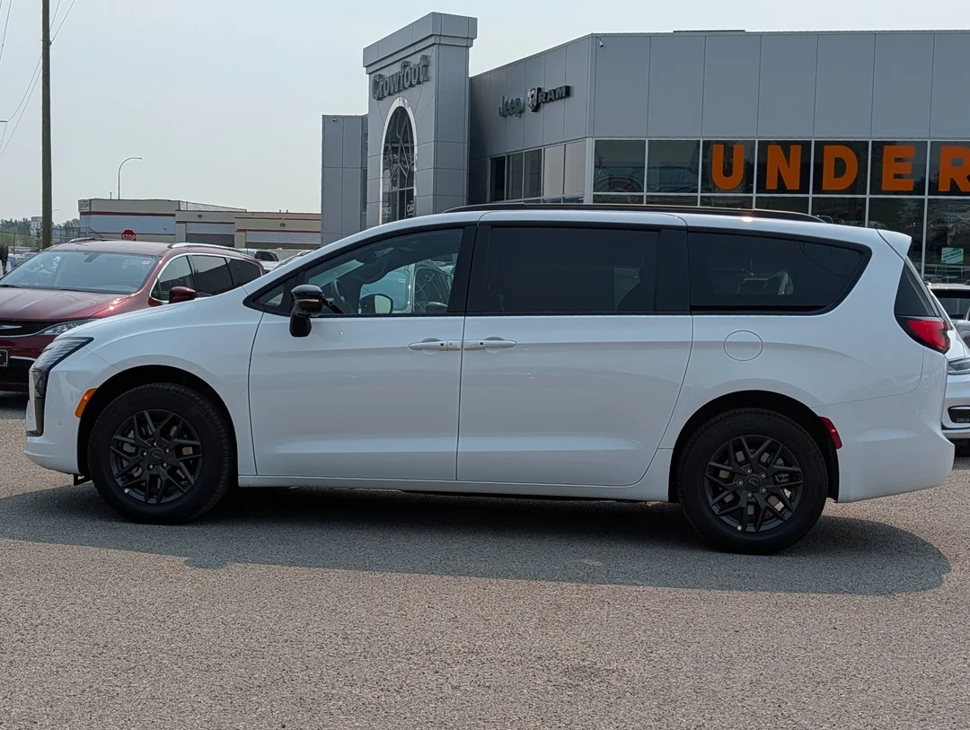 New 2027 White Chrysler Select - - AWD - 3.6L Pentastar V6 - Adaptive Cruise Control - Blind Spot Monitor & More! image 5