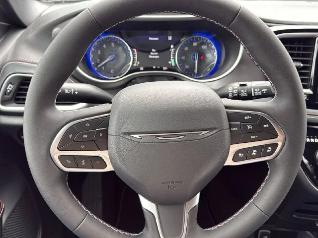 New 2027 White/off-white Chrysler Select image 23