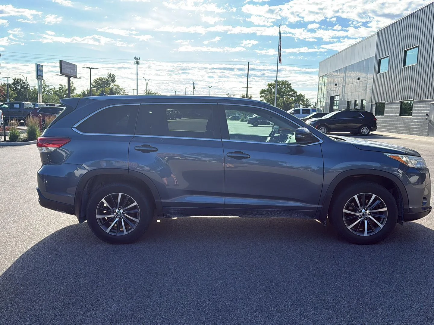 Used 2017 Shoreline Blue Pearl Toyota XLE image 2