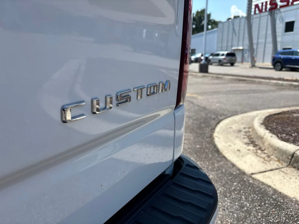 Used 2021 White Chevrolet Custom image 15