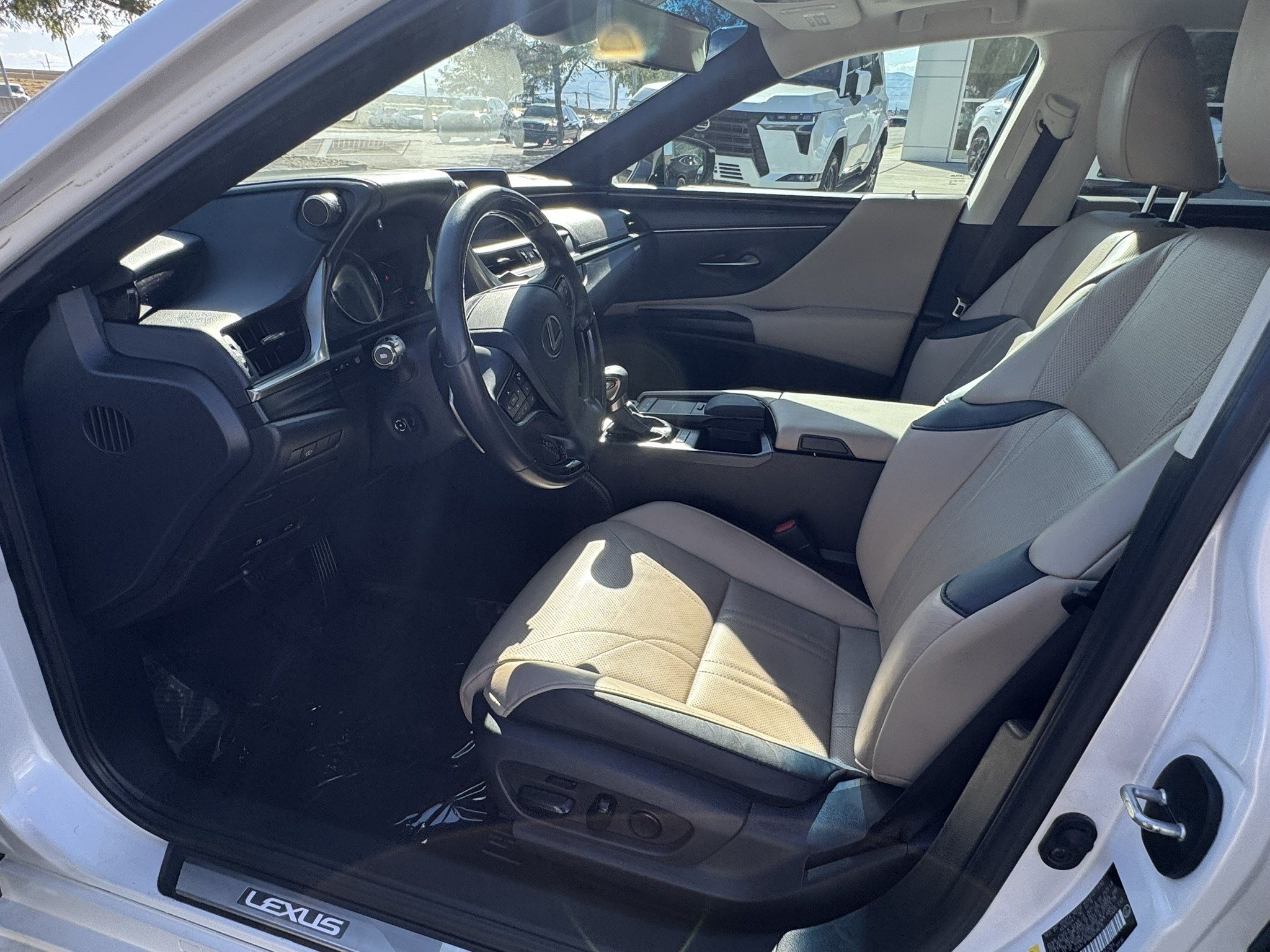 Used 2019 Eminent White Pearl Lexus 350 Luxury image 10