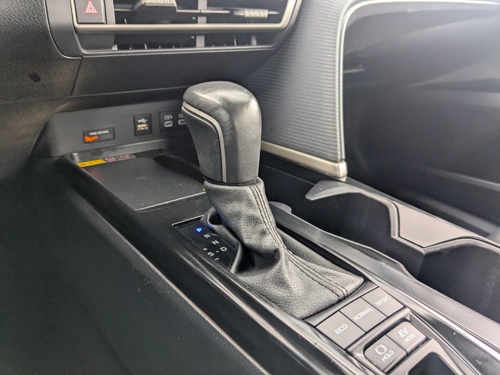 Used 2025  Toyota SE image 19