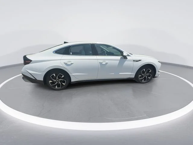 Used 2024 White Hyundai SEL image 9