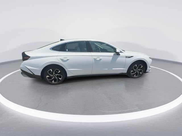 Used 2024 White Hyundai SEL image 9