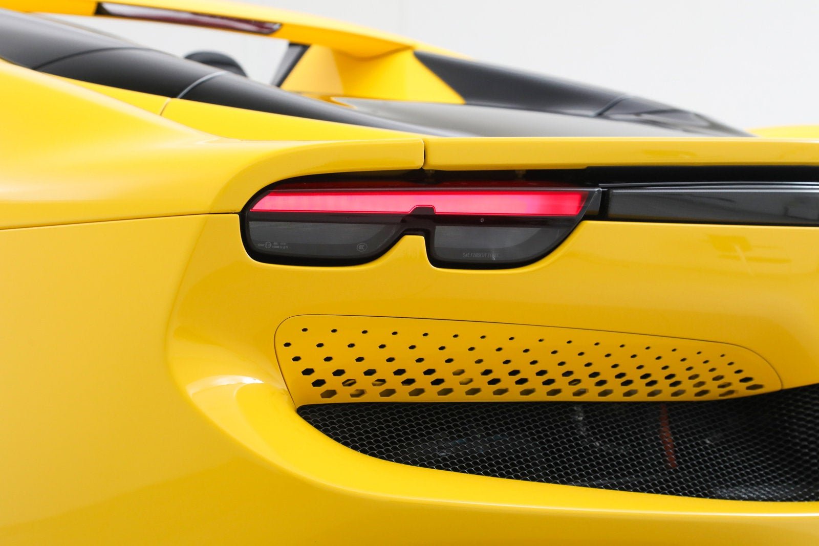 Used 2024 Giallo Modena Ferrari  image 19