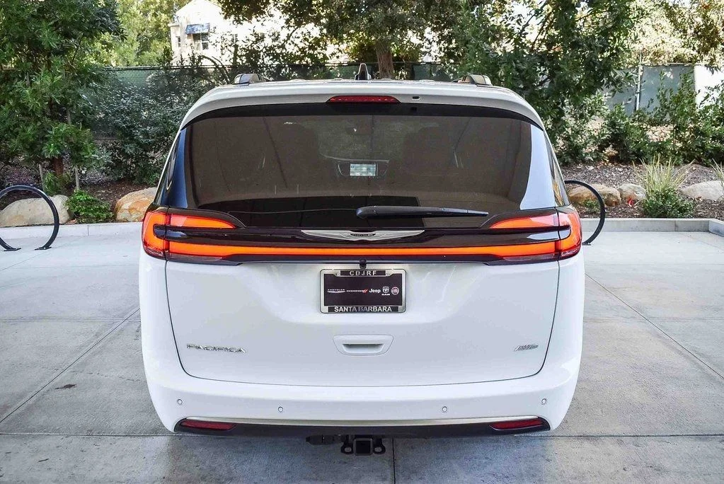 New 2026 Bright White Clear-Coat Exterior Paint Chrysler Pinnacle image 5