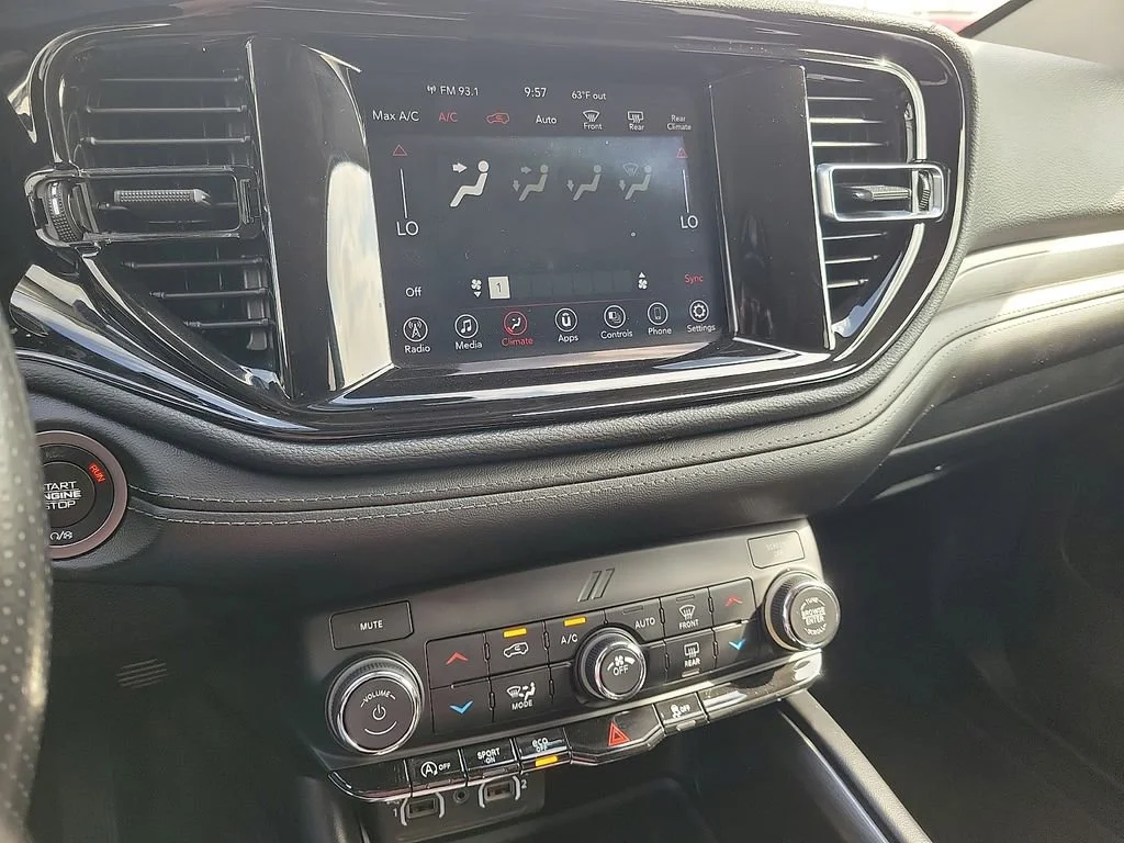 Used 2021  Dodge SXT image 22