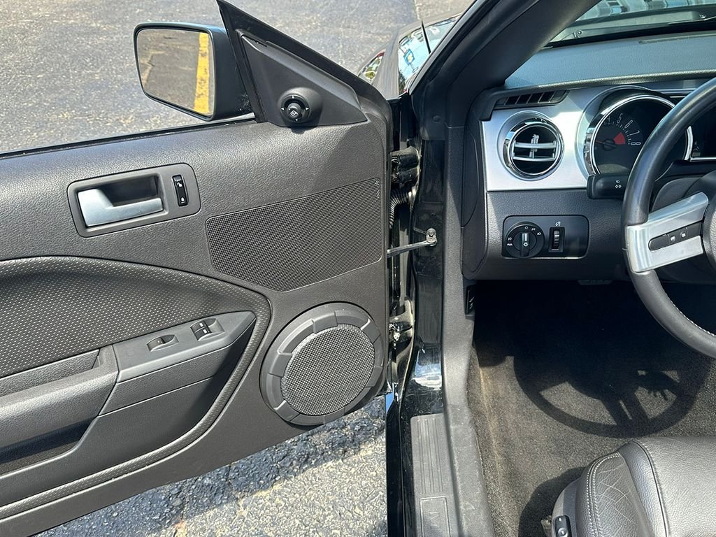 Used 2005 Black Ford  image 42