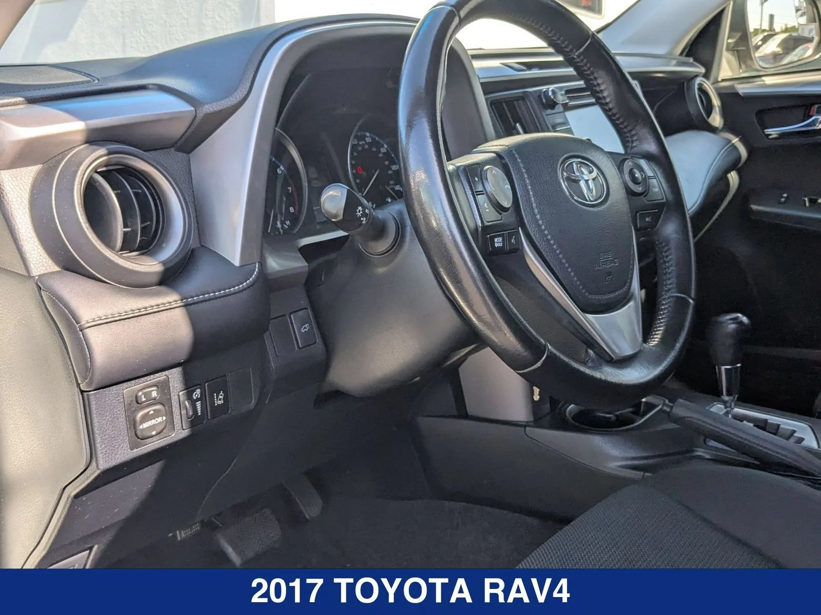 Used 2017  Toyota XLE image 12