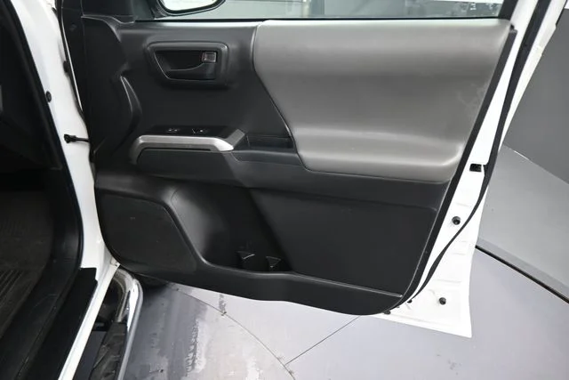 Used 2022 White Toyota SR5 image 63
