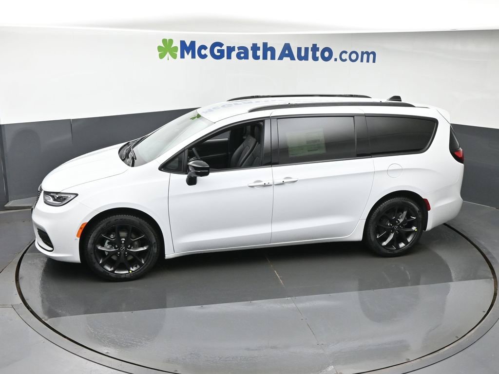 New 2026 Bright White Clear-Coat Exterior Paint Chrysler Select image 26