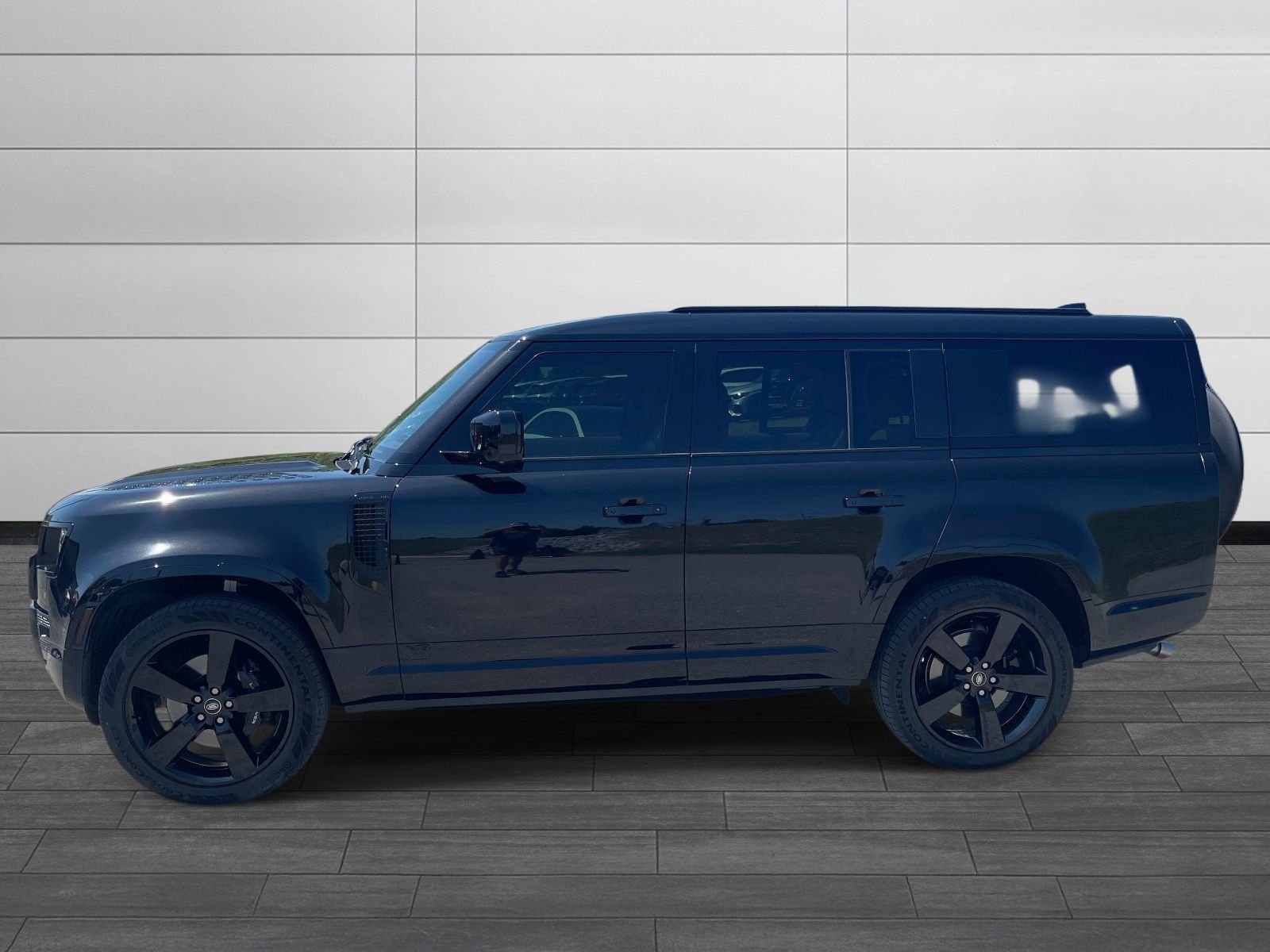Used 2025 Santorini Black Metallic Land Rover V8 image 6