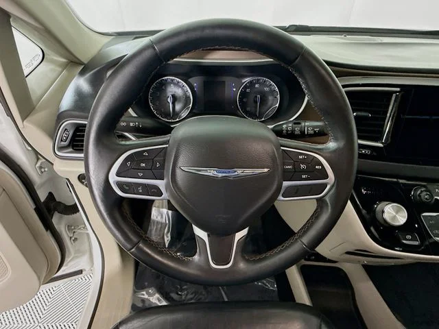 Used 2017 White Chrysler Touring L image 11