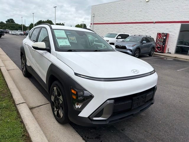 Used 2024 White Hyundai SEL image 1