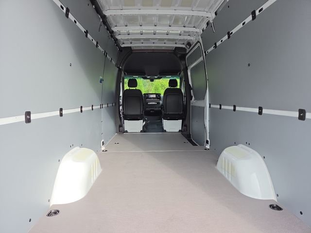 New 2026 Arctic+White Mercedes-Benz Cargo 170 WB image 34
