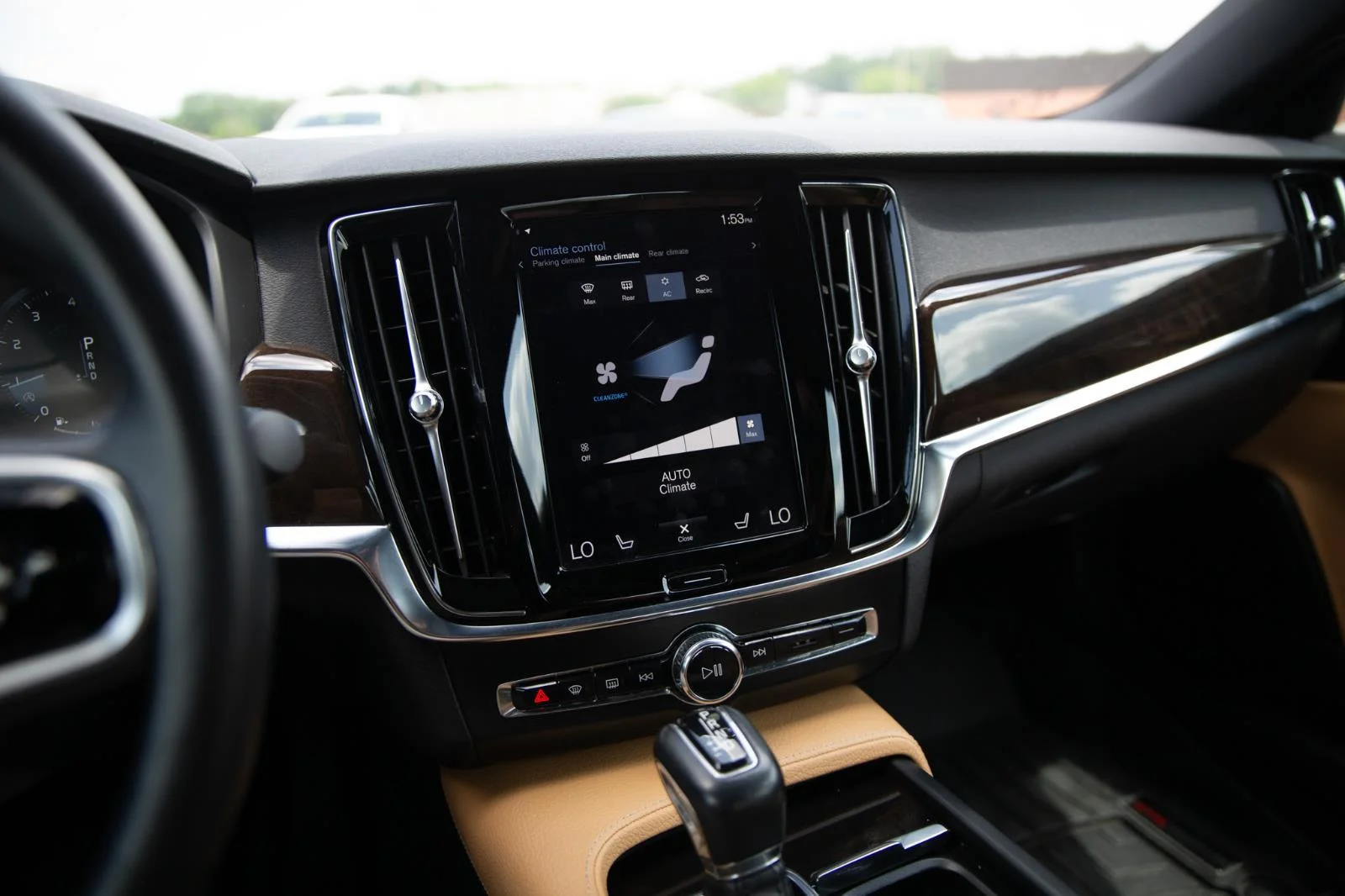 Used 2018  VOLVO  image 12