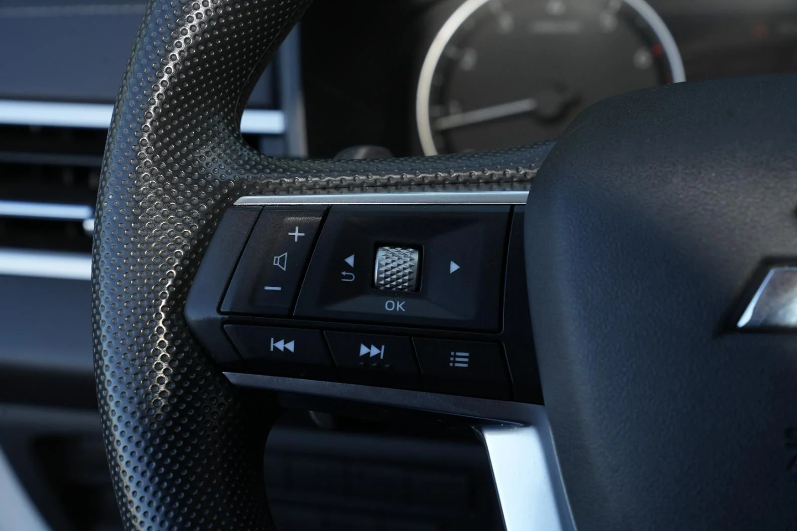 Used 2024 Silver Mitsubishi ES image 18