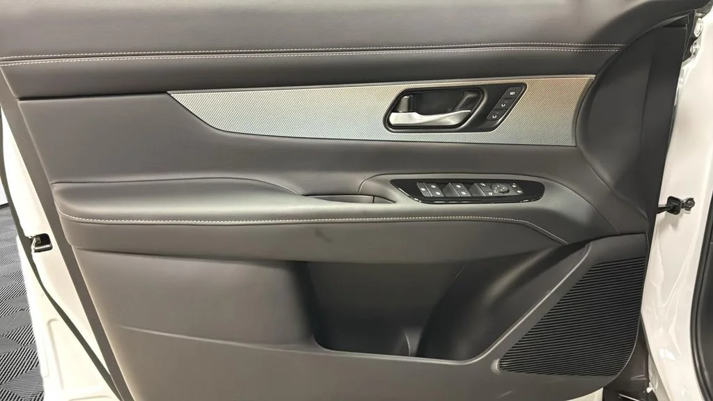 New 2026 White Nissan SL image 17