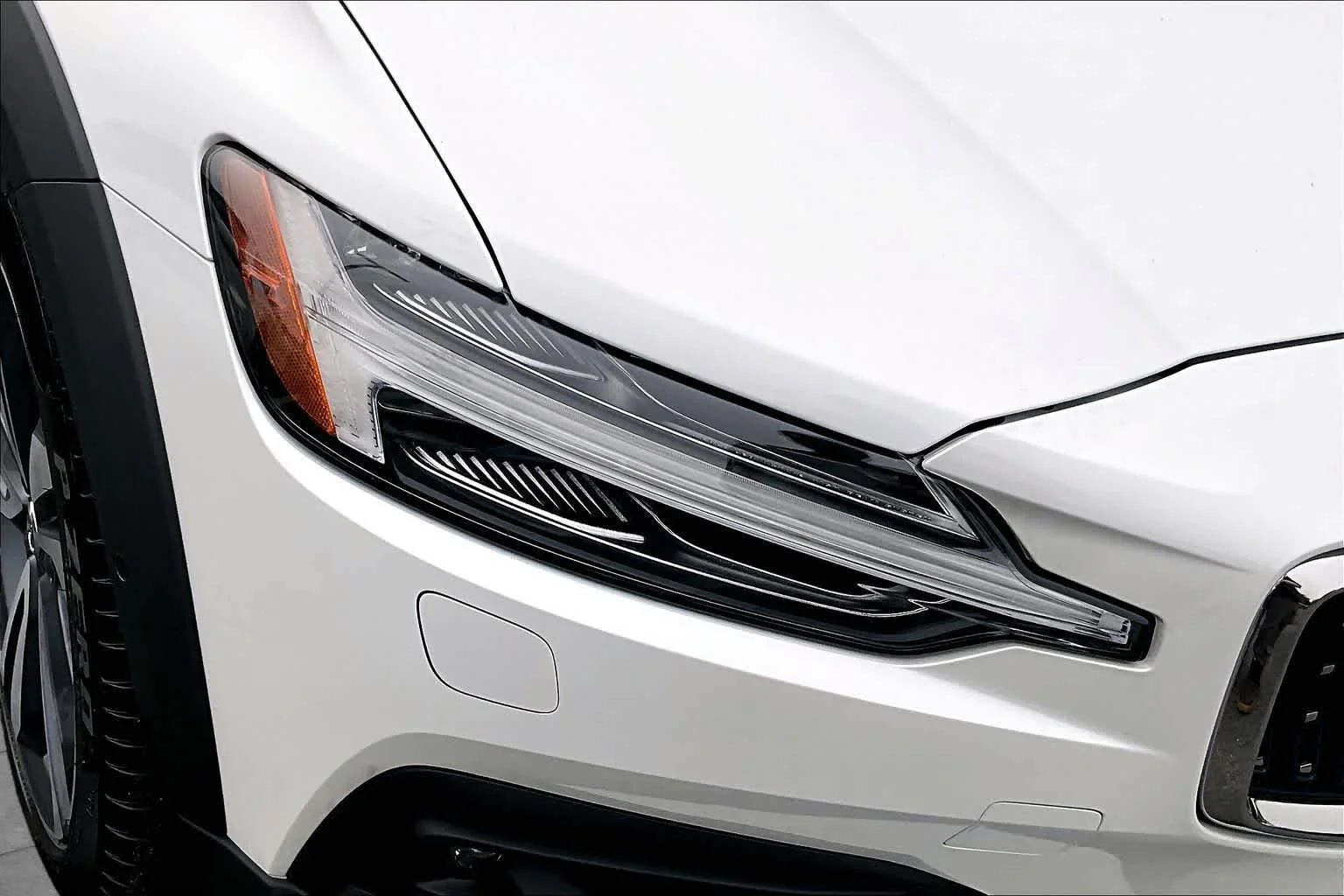 New 2026 Crystal White Volvo Plus image 15