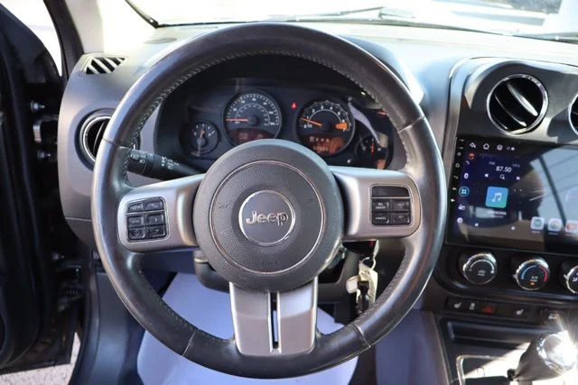 Used 2014 Granite Crystal Clearcoat Metallic Jeep Latitude image 16