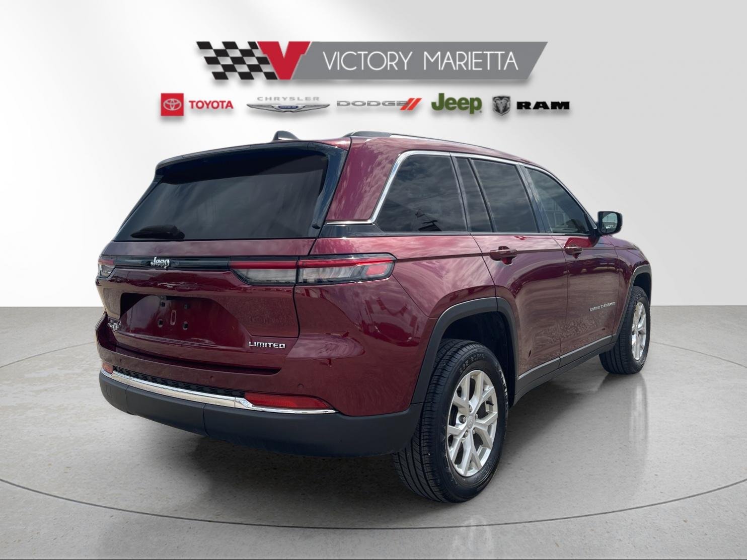 Used 2023  Jeep Limited image 5