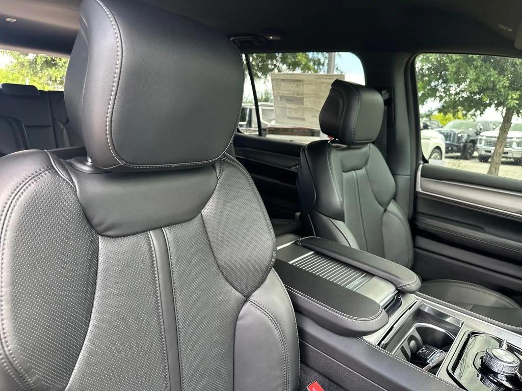 New 2026 Fathom Blue Pearlcoat Jeep  image 37
