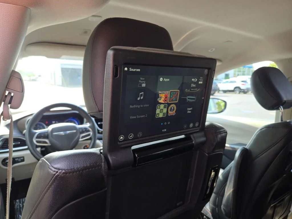 Used 2018 Gray Chrysler Touring L Plus image 18