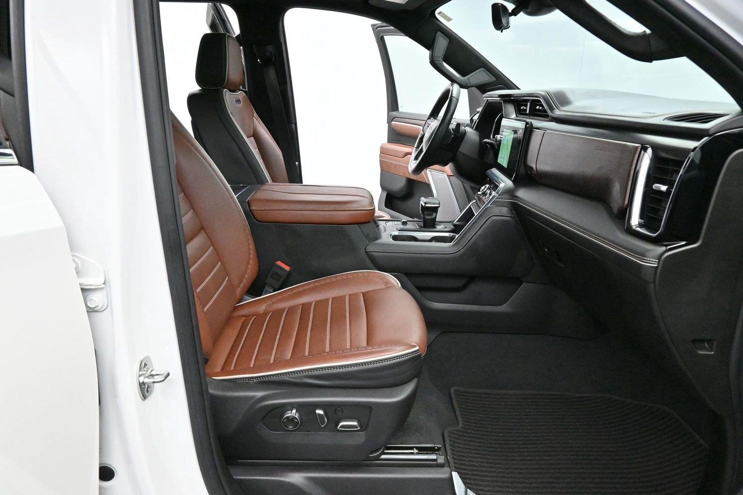 Used 2025 White Frost Tricoat GMC Denali Ultimate image 32