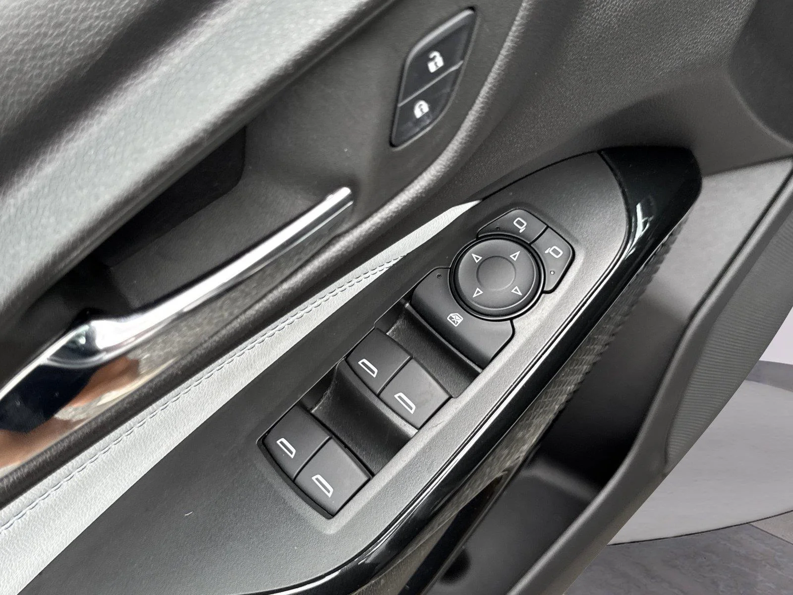 Used 2025 Sterling Gray Metallic Chevrolet LT image 13