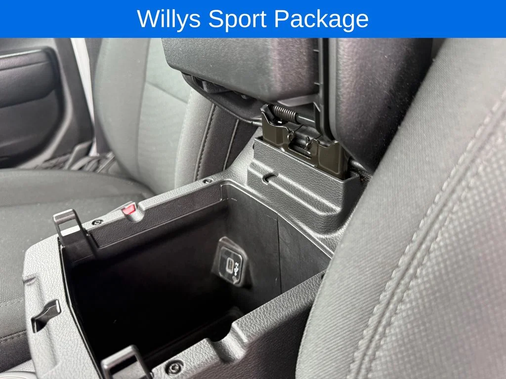Used 2022 Silver Jeep Sport image 21