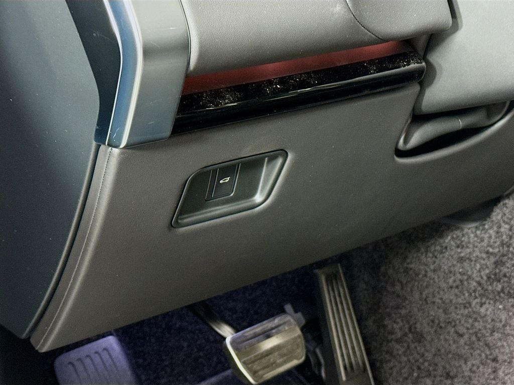 New 2026 Santorini Black LAND ROVER SE LWB 7-Seats / V8 image 11