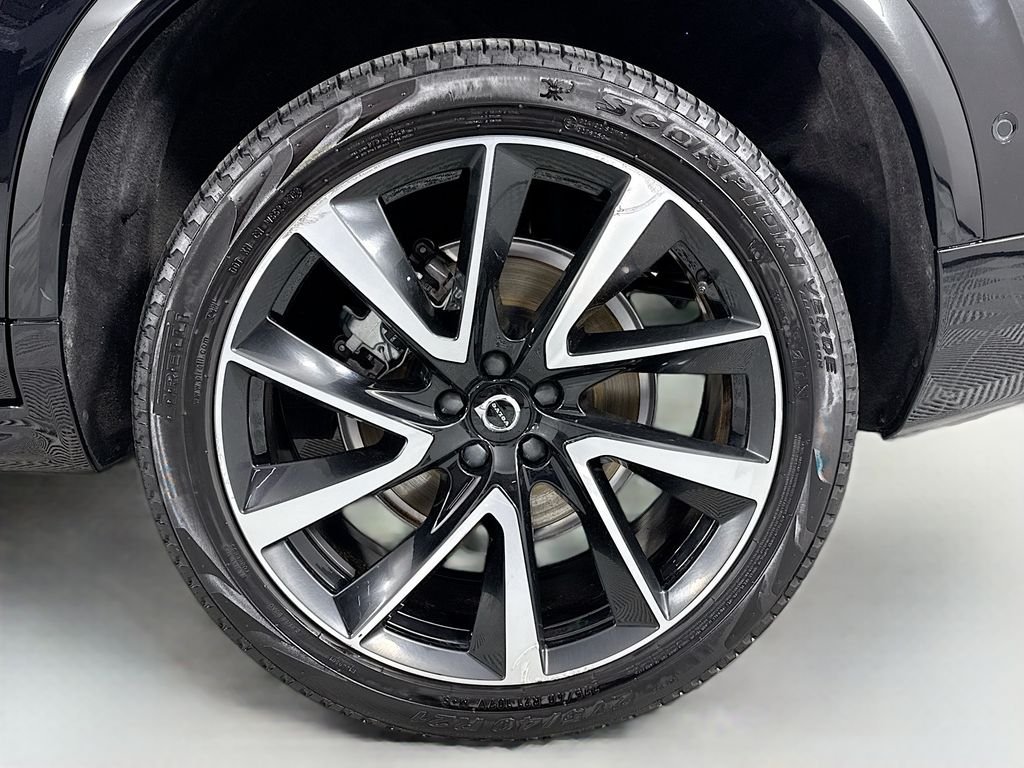 Used 2023 Black Volvo B6 Plus 6-Seater image 34