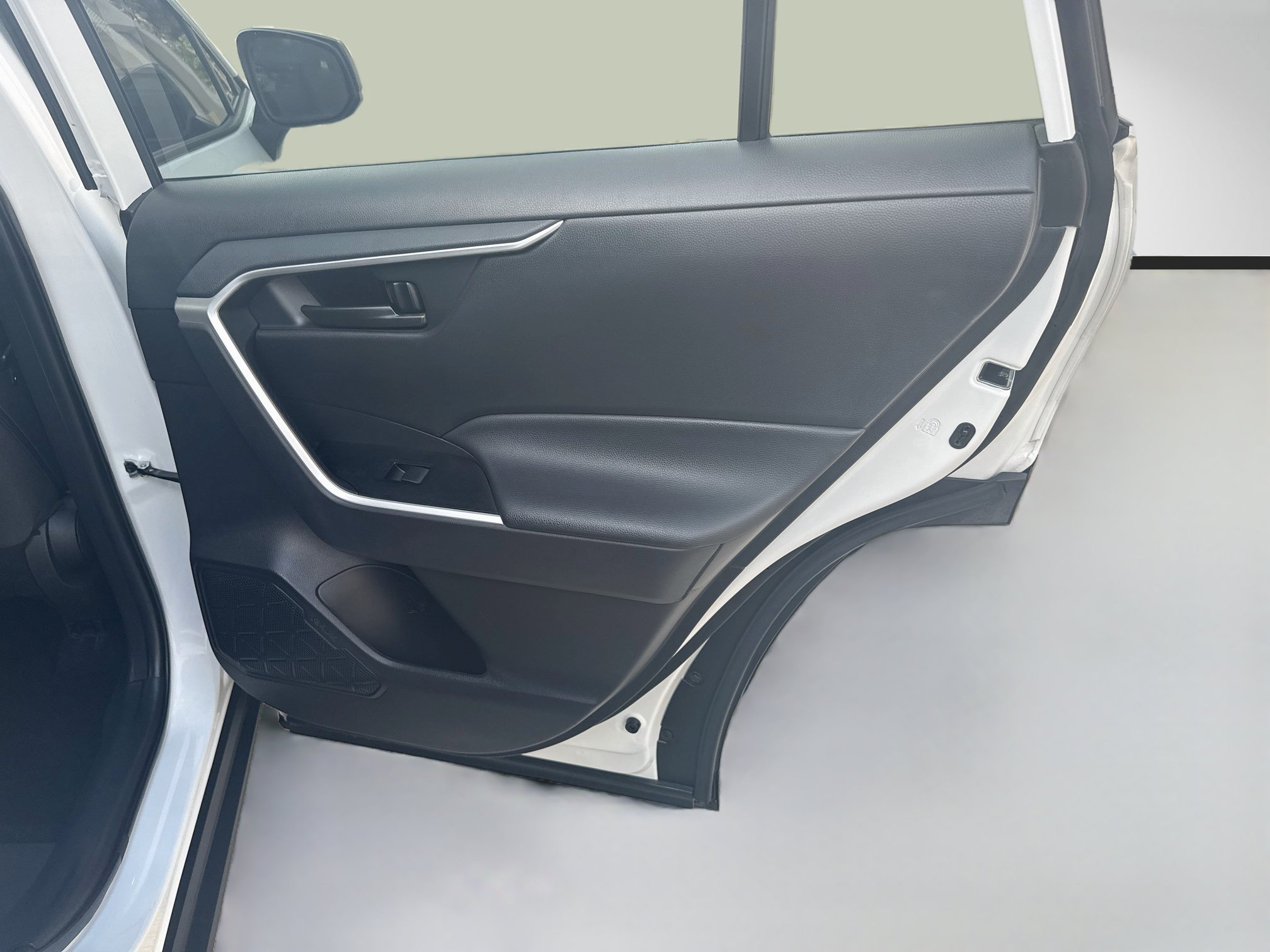 Used 2025 Ice Toyota LE image 28