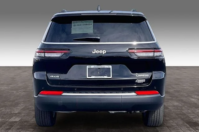 New 2026 Diamond Black Crystal Pearl-Coat Exterior Paint Jeep Laredo image 4