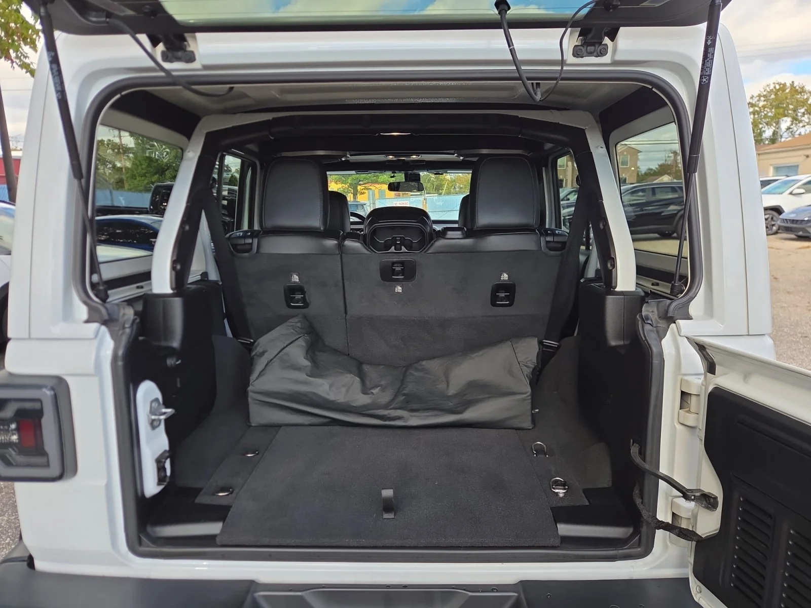Used 2021 White Jeep Unlimited Sahara Altitude image 17