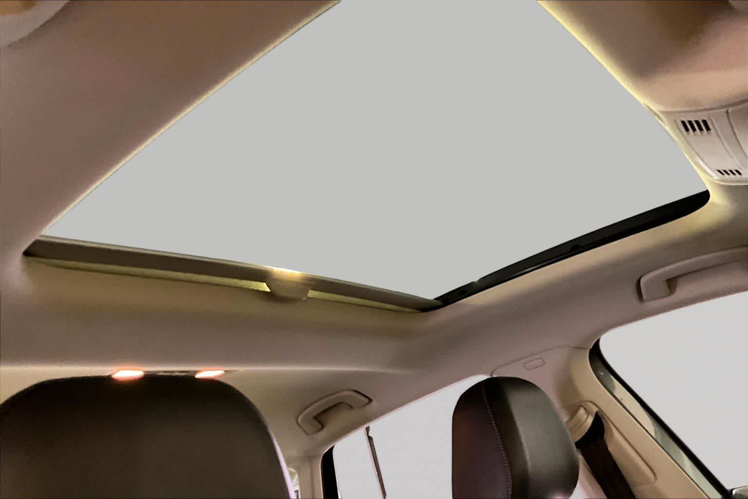 Used 2019 Platinum Gray Metallic Volkswagen SE image 14