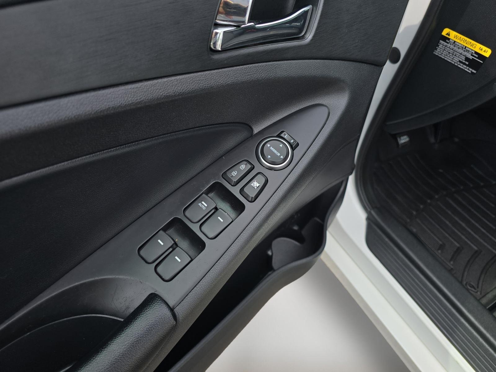 Used 2013 Shimmering White Hyundai SE image 20