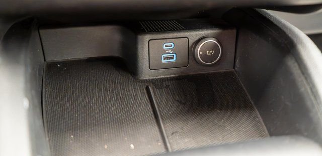 Used 2020 Blue Metallic Ford SE image 28