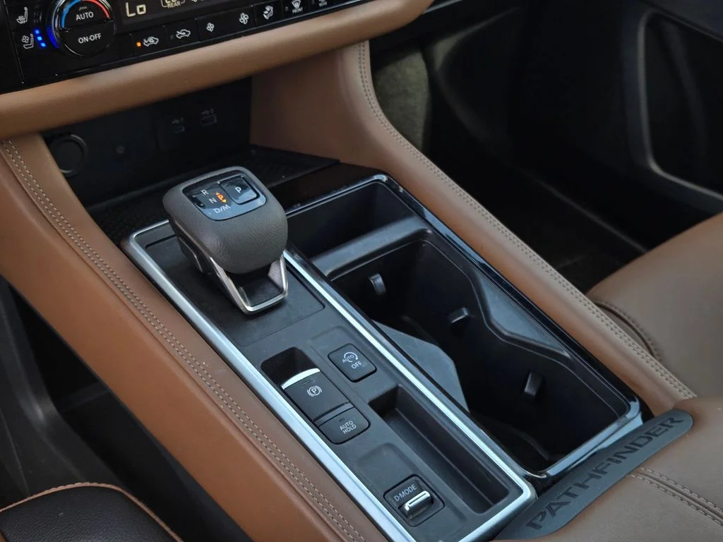 Used 2025 White Nissan Platinum image 33