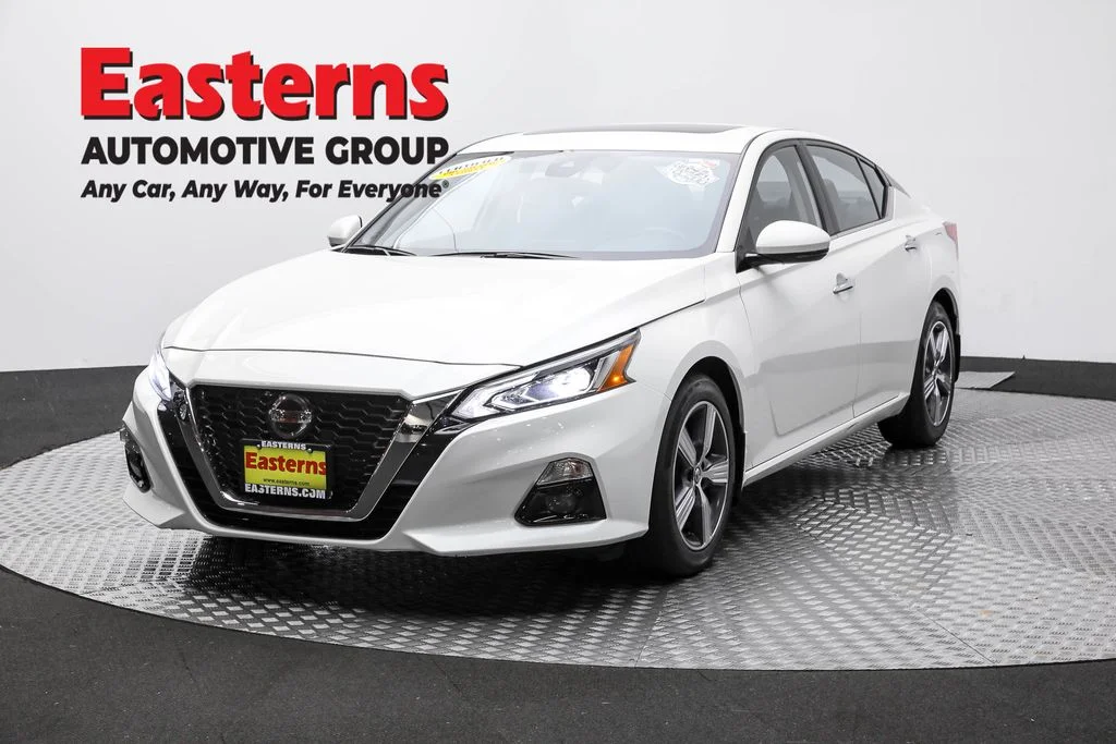 Used 2022 White Nissan 2.5 SL image 1