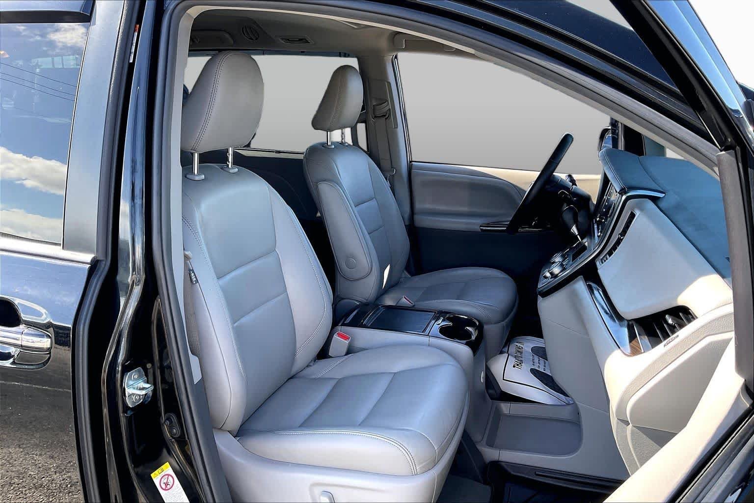 Used 2019 Midnight Black Metallic Toyota XLE Premium image 9