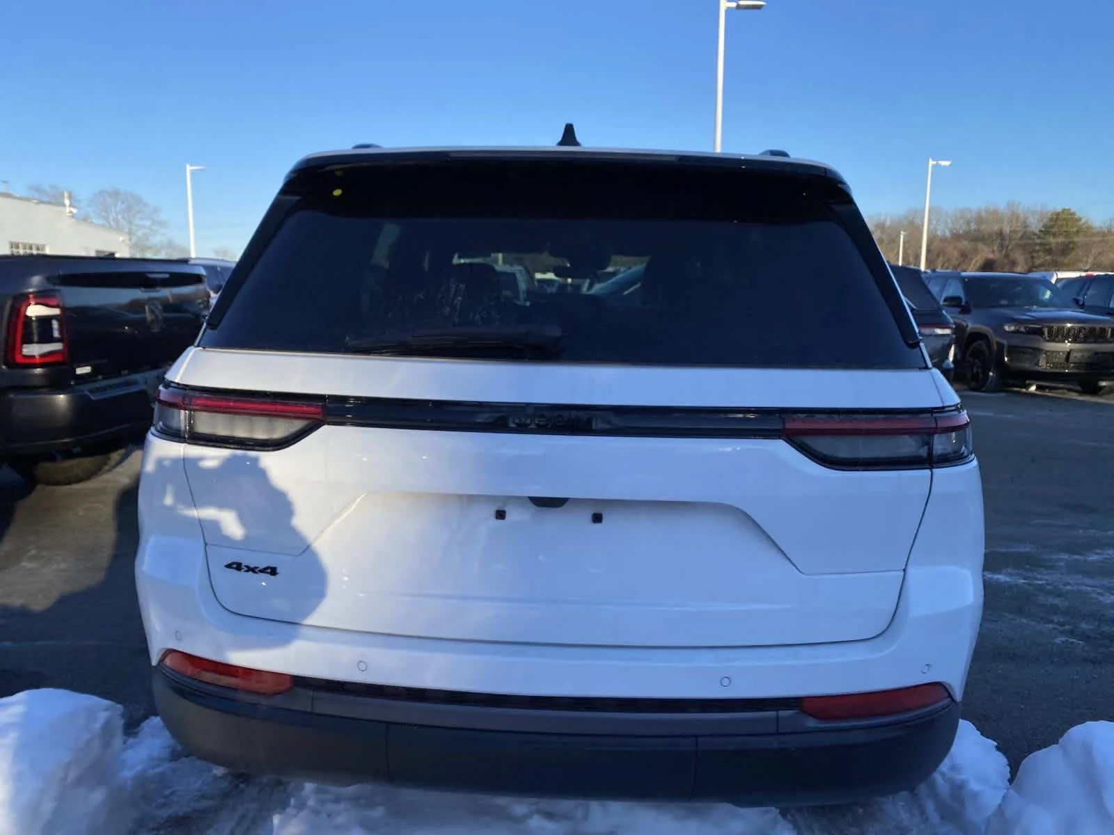 New 2026 Bright White Clear-Coat Exterior Paint Jeep Laredo Altitude image 4