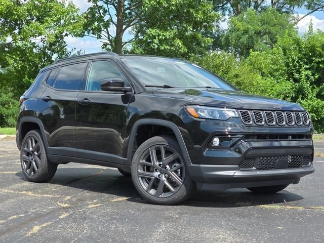 New 2026 Diamond Black Crystal Pearl-Coat Exterior Paint Jeep Limited image 2