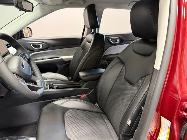 Used 2022 Velvet Jeep Latitude image 16