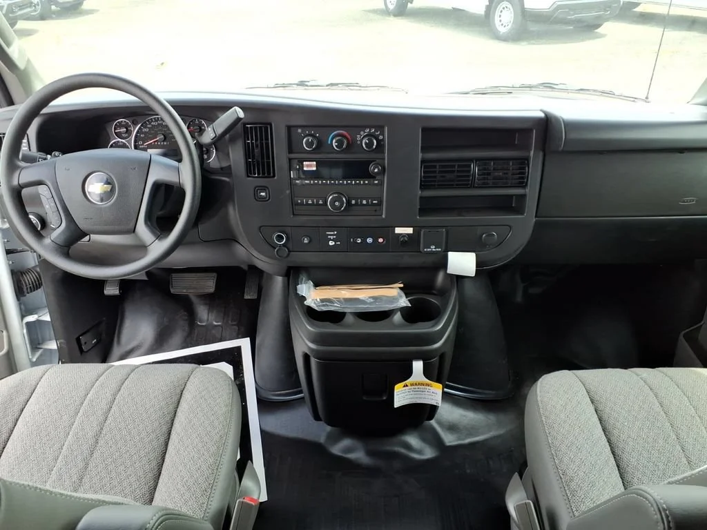 New 2025 Summit White Chevrolet 1WT image 29