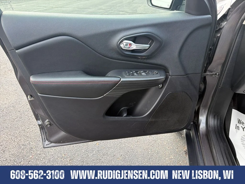 Used 2016 Gray Jeep Trailhawk image 10