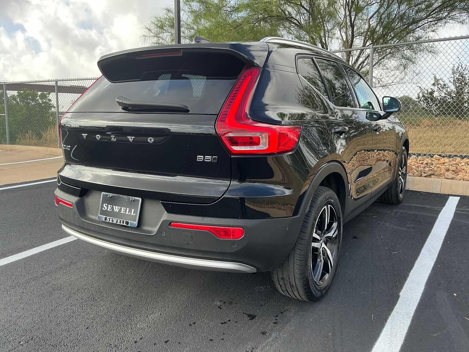 Used 2025 Onyx Black Metallic Volvo Core Bright Theme image 4
